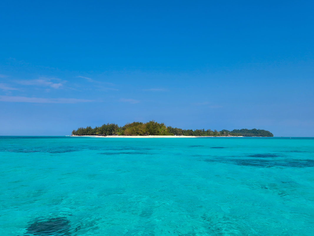 Clear turquoise water at Mantanani Island Sabah Bornoe